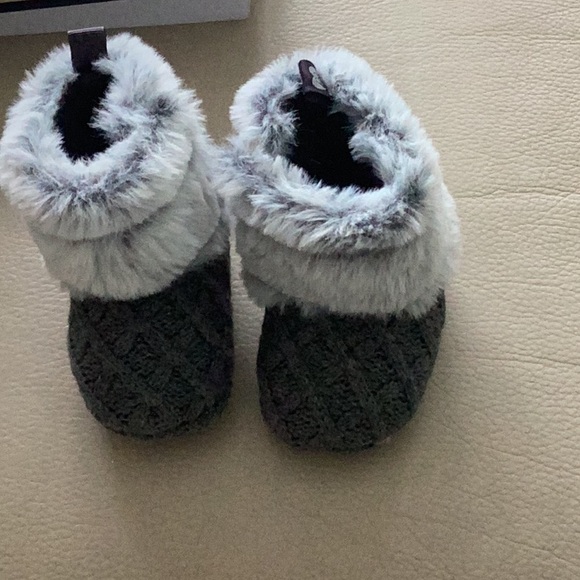 Stepping Stone 3 to 6 months adorable knit with fur and Velcro closure shoes - Picture 5 of 5